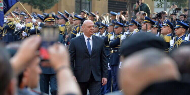 הנשיא הלבנוני הנבחר ג'וזף עאון מגיע הבוקר להצבעה בפרלמנט. צילום: EPA הנשיא הלבנוני הנבחר ג'וזף עאון מגיע הבוקר להצבעה בפרלמנט. צילום: EPA