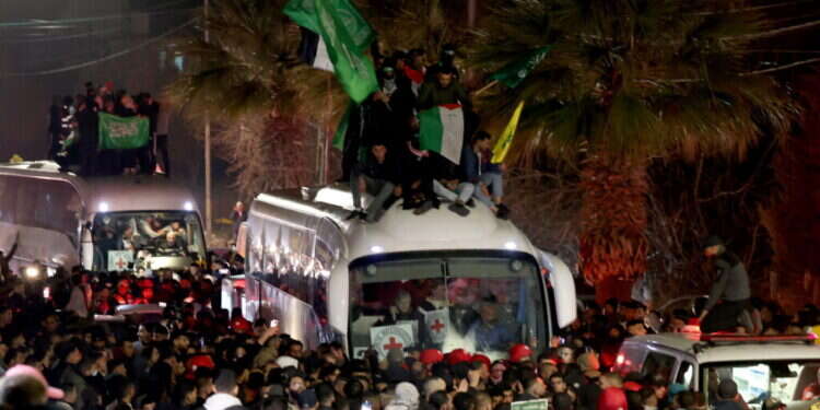 חגיגות שחרור מחבלים ברמאללה, לאחר הסכם הפסקת האש. צילום: EPA כל עוד חמאס נשאר בשלטון – הטבח הבא הוא עניין של זמן