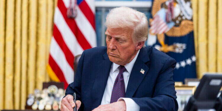 טראמפ חותם על צווים נשיאותיים. צילום: EPA כבר ביום הראשון לכהונת טראמפ: הסנקציות על מתיישבים ביו"ש הוסרו