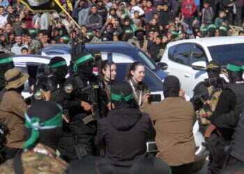 התצפיתניות לבושות מדי צבא בדרכן לעלות על הבמה בעזה ביום שחרורן. צילום: EPA האם מותר לצפות בסרטוני שחרור החטופים שצולמו בשבת?