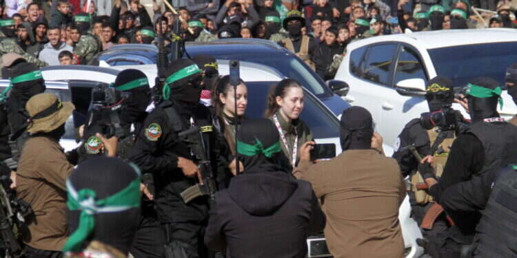 האם מותר לצפות בסרטוני שחרור החטופים שצולמו בשבת?