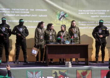 ניסיון של גוף מוכה מאוד להפגין שליטה. טקס השחרור שערך חמאס לתצפיתניות המשוחררות, בשבוע שעבר. צילום: אי.פי.אי