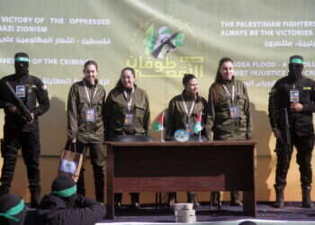 התצפיתניות לבושות מדי צבא על הבמה בעזה ביום שחרורן. צילום: EPA