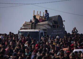 עזתים בדרך לצפון הרצועה על דרך רשיד. צילום: EPA אלפי עזתים: ציר נצרים נפתח לתנועת תושבי צפון רצועת עזה