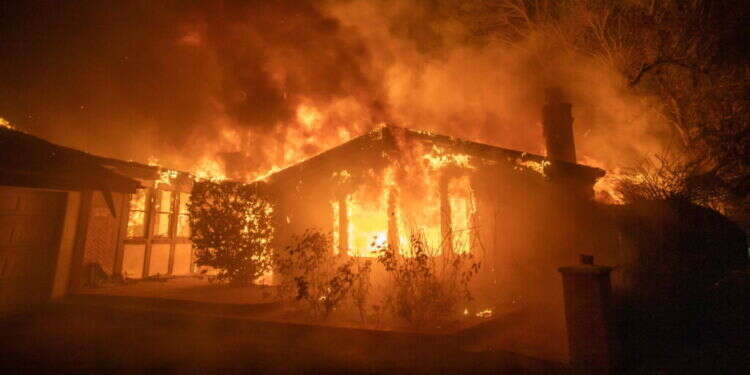 השריפה סמוך ללוס אנג'לס. צילום: AFP שריפת הענק בארה"ב: פאניקה ופינוי תושבים בשכונות היוקרה בלוס אנג'לס