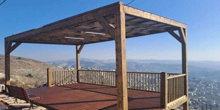 המצפה החדש. צילום: תיירות עמק שומרון לזכרם של שניים מנופלי המלחמה: תצפית חדשה הוקמה בחומש