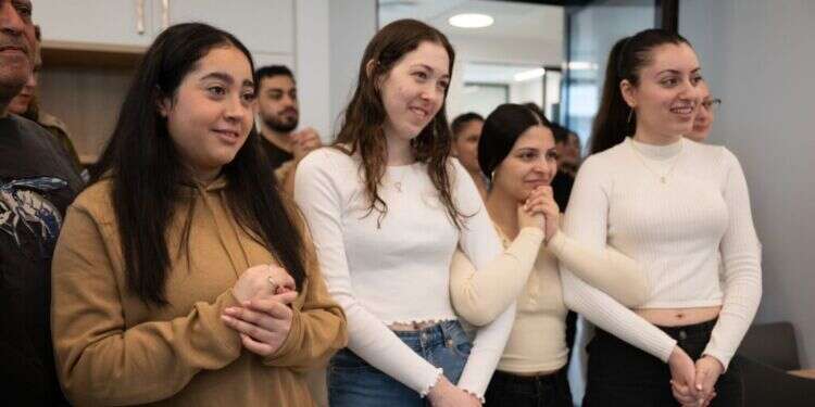 התצפיתניות צופות בשחרור אגם ברגר משבי חמאס. צילום: דובר צה אגם ברגר, ארבל יהוד וגדי מוזס שוחררו משבי חמאס