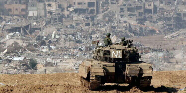 חיילי שריון בעזה. צילום: AFP עסקת החטופים בדחיפת טראמפ ומתווה הוועדה לבחירת שופטים החדש