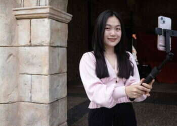 משפיענית מצלמת סרטון ל-Xiaohongshu צילום: AFP טיקטוק הבאה: אפליקציית הסרטונים הסינית שכובשת את ארה"ב