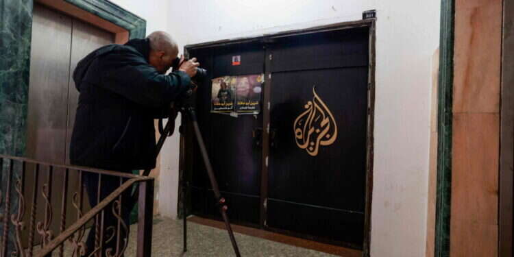 הרשות הפלסטינית מורידה את אל-ג'זירה מהאוויר