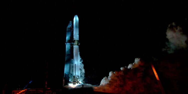 הטיל ניו גלן של בזוס, צילום: AFP  ראש בראש מול מאסק: חברת החלל של בזוס תשגר את טיל הענק