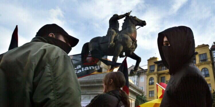 הפגנה נגד הסרת פסלו של פרנקו בספרד. צילום: AFP 50 שנה לאחר מותו: הדיקטטורה של פרנקו מפלגת את ספרד