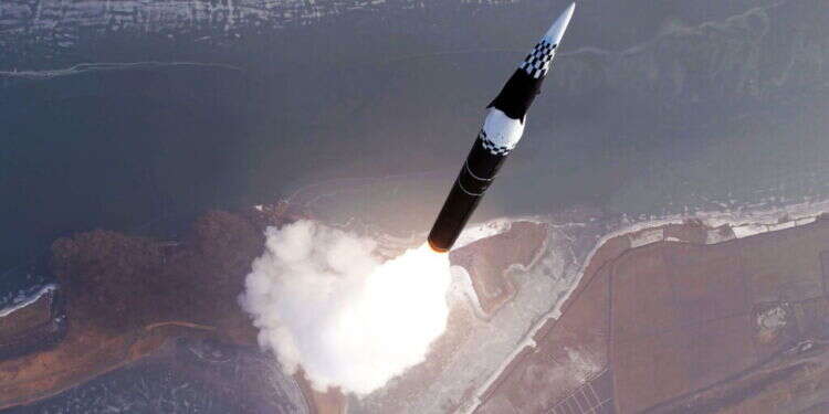 תמונה שפרסמה סוכנות הידיעות הצפון קוריאנית KCNA מניסוי הטילים של צפון קוריאה "להרתיע את היריבות": צפון קוריאה שיגרה טיל היפרסוני