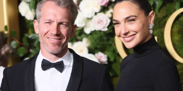 גל גדול ובעלה ירון ורסנו בטקס פרסי גלובוס הזהב ה-82. (Photo by Etienne Laurent / AFP) סיכום טקס גלובוס הזהב: בהוליווד חוגגים את הפרוגרס