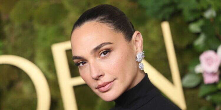 גל גדות. צילום: AFP גל גדות משיבה למבקרים: "כל אחד מביע תמיכה בדרך שמתאימה לו"