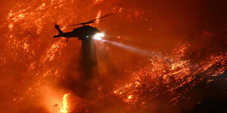השריפה סמוך ללוס אנג'לס. צילום: AFP שריפת הענק בלוס אנג'לס: מניין ההרוגים ממשיך לטפס