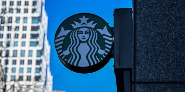 בית קפה של סטארבקס. צילום: ANGELA WEISS / AFP סערה בארה"ב בעקבות שינוי מדיניות השימוש בשירותים ברשת סטארבקס