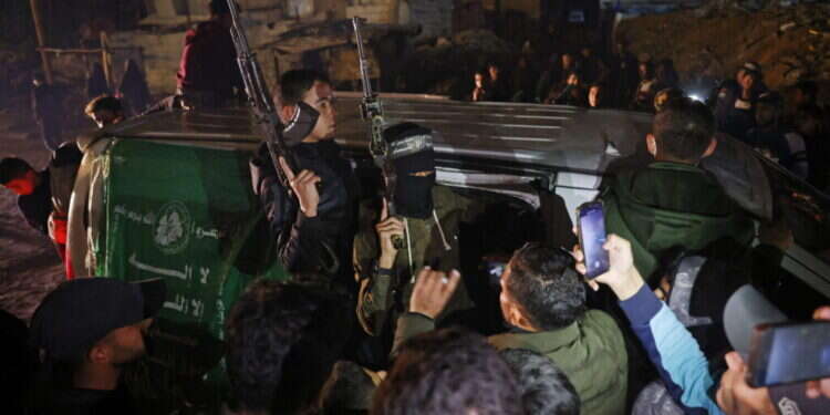 מחבלי חמאס חוגגים בחאן יונס לאחר ההודעה על חתימת העסקה, ביום רביעי. צילום: AFP טִפְטוּף