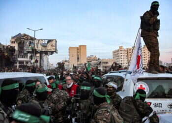 פעילי חמאס והצלב האדום בעזה, צילום: Omar AL-QATTAA / AFP