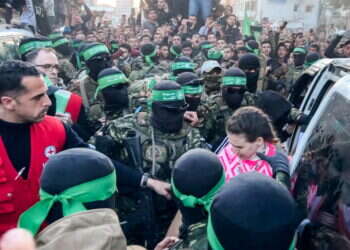 דורון שטיינברכר בעת שחרורה משבי החמאס, צילום: AFP