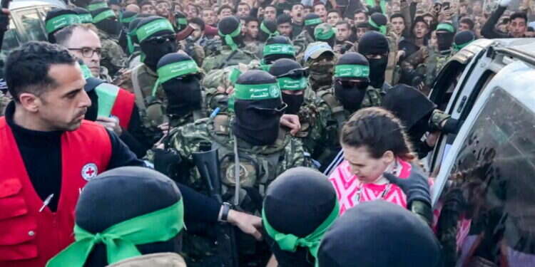 דורון שטיינברכר בעת שחרורה משבי החמאס, צילום: AFP דורון שטיינברכר בעת שחרורה משבי החמאס, צילום: AFP