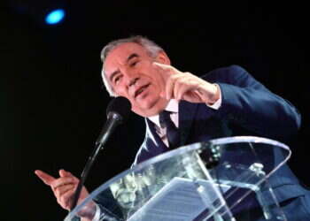 ראש ממשלת צרפת: אירופה עלולה "להימחץ" אם לא תפעל נגד טראמפ