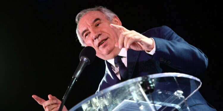 ראש ממשלת צרפת פרנסואה באירו. צילום: Gaizka IROZ / AFP ראש ממשלת צרפת: אירופה עלולה "להימחץ" אם לא תפעל נגד טראמפ