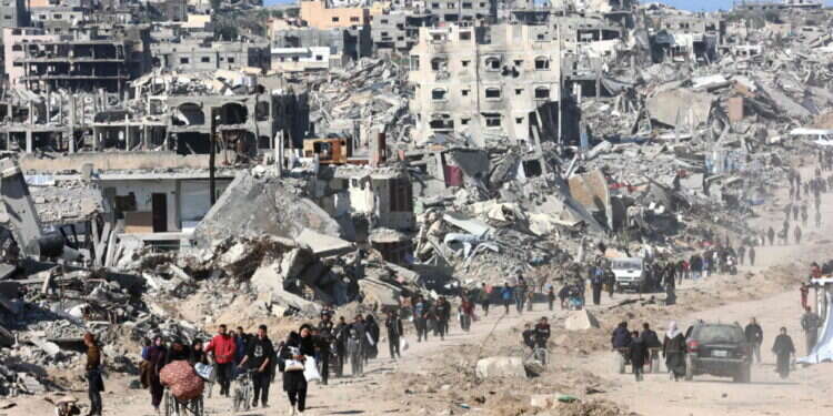 עזתים חוזרים לצפון הרצועה. צילום: איי.אף.פי
 עזתים חוזרים לצפון הרצועה, השבוע. צילום: איי.אף.פי