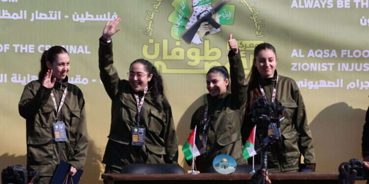 התצפיתניות לבושות מדי צבא על הבמה בעזה ביום שחרורן. צילום: EPA ההחלטה איך נספר את סיפור הימים הללו, תקבע איזו חברה היינו