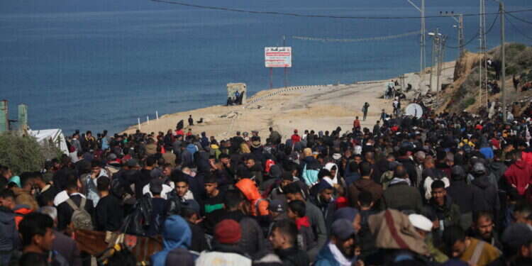תושבי עזה עומדים במערב מסדרון נצרים, בדרכם חזרה לצפון הרצועה. צילום: AFP גורם ישראלי: נאפשר מעבר עזתים רק אחרי ששחרור ארבל יהוד יוסדר