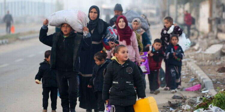 תושבי עזה חוזרים לצפון הרצועה. צילום: AFP "מעבר חמושים או העברת אמל"ח יחשבו כהפרה של ההסכם"