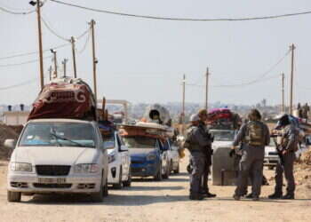 בדיקת מכוניות עזתיות בציר נצרים, השבוע. צילום: איי.אף.פי