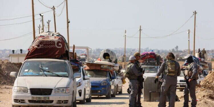 בדיקת מכוניות עזתיות בציר נצרים. צילום: איי.אף.פי
 בדיקת מכוניות עזתיות בציר נצרים, השבוע. צילום: איי.אף.פי