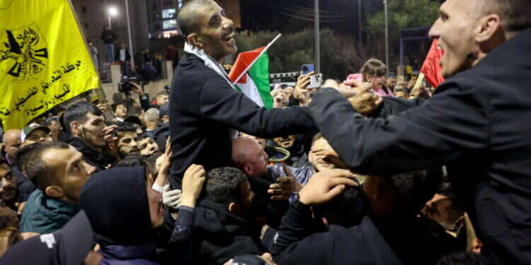 חוגגים את שחרור זכארייה זביידי ברמאללה. צילום: AFP אירוח אישי של שר ומענקים כספיים: כך חוגגים ברש"פ את שחרור המחבלים