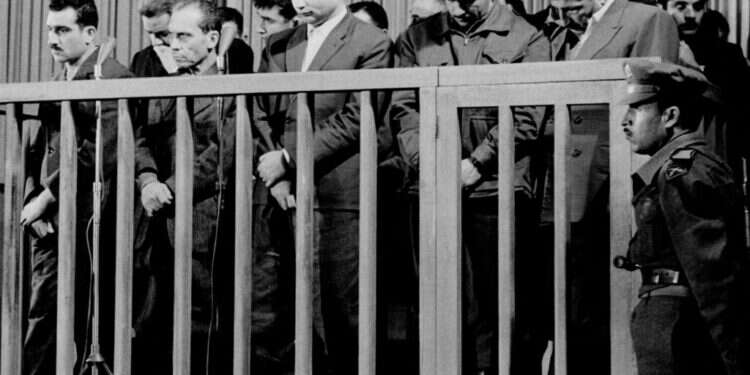 אלי כהן בהקראת גזר דינו בבית המשפט בדמשק, 1965. צילום: איי. פי