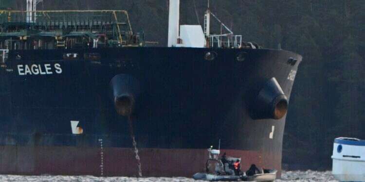 מיכלית מצי הצללים של רוסיה. צילום: AP מיכלית דלק. צילום: AP