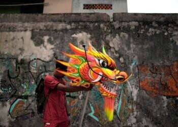 עם בובות דרקון: המדינה המוסלמית הגדולה בעולם חוגגת את "שנת הנחש"