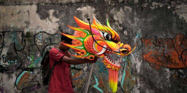 עם בובות דרקון: המדינה המוסלמית הגדולה בעולם חוגגת את "שנת הנחש"