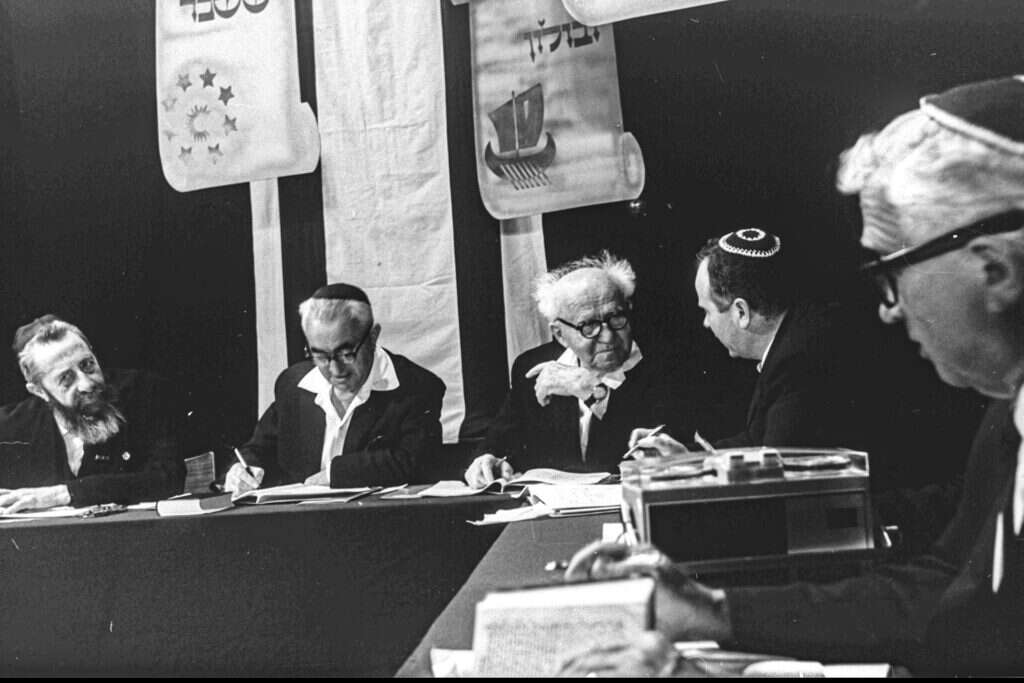 המעודד האישי. בן־גוריון עם פרופ' חיים גבריהו (לצידו בכיפה סרוגה) וחבר השופטים בחידון התנ"ך, 1967. צילום: אילן ברונר, לע"מ