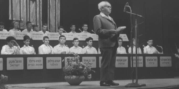 "מצעד רוחני". בן־גוריון נואם בחידון התנ"ך לנוער, 1965. צילום: משה פרידמן, לע"מ