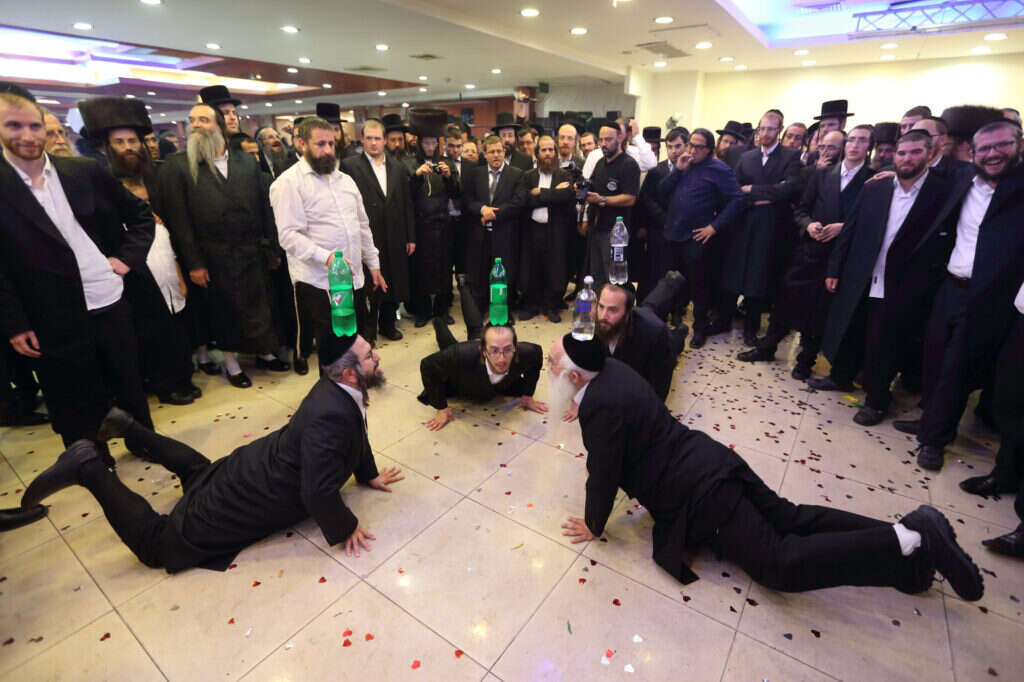 הורים עוברים לדירות קטנות או לפריפריה כדי להשיא את ילדיהם. חתונה במגזר החרדי. צילום: יעקב נחומי, פלאש 90