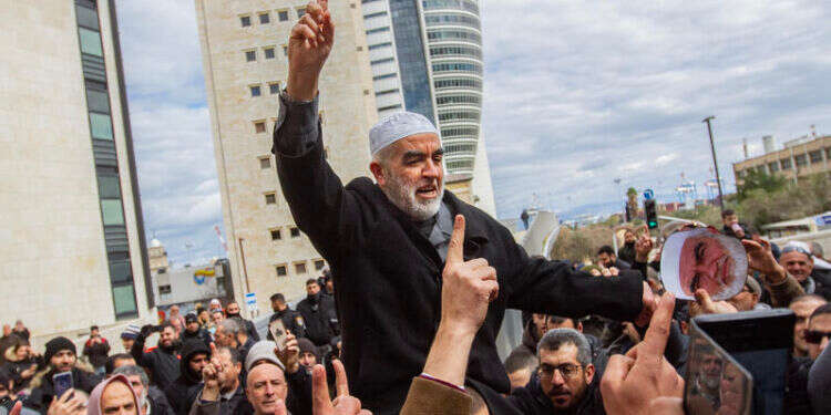 מנהיג הפלג הצפוני של התנועה האסלאמית, ראאד סלאח. צילום: פלאש 90 ראאד סלאח, מנהיג הפלג הצפוני של התנועה האסלאמית, עוכב לחקירה