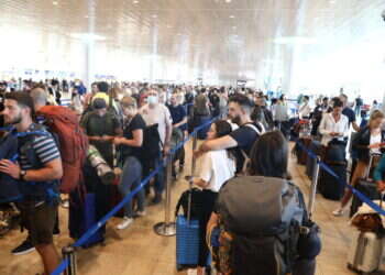 להתייעץ לפני שטסים. צעירים בנתב"ג. צילום: יוסי אלוני, פלאש 90