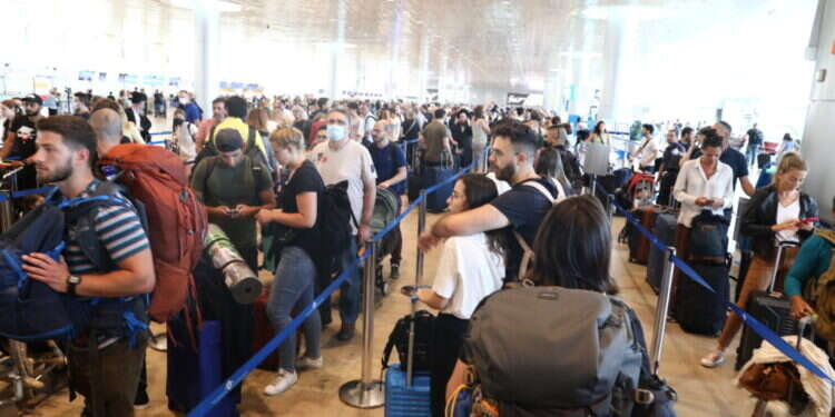 להתייעץ לפני שטסים. צעירים בנתב"ג. צילום: יוסי אלוני, פלאש 90