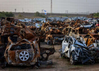 "טרור משמעותו הטלת אימה, ואין מה שיטיל עלינו אימה יותר מהמחשבה שאנחנו שוב בגטו". מכוניות שהותקפו ב־7 באוקטובר. צילום: יוסי זמיר, פלאש 90