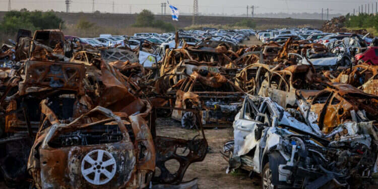 "טרור משמעותו הטלת אימה, ואין מה שיטיל עלינו אימה יותר מהמחשבה שאנחנו שוב בגטו". מכוניות שהותקפו ב־7 באוקטובר. צילום: יוסי זמיר, פלאש 90