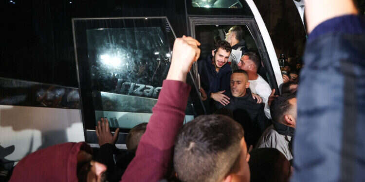 מחבלים משוחררים מגיעים לרמאללה, נובמבר 2023. צילום: פלאש 90  מחבלים משוחררים מגיעים לרמאללה, נובמבר 2023. צילום: פלאש 90