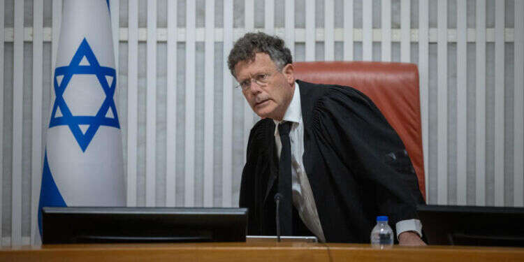 נאחז בקרנות המזבח. השופט יצחק עמית. צילום: חיים גולדברג, פלאש 90 "כוח מוחלט משחית באופן מוחלט": ביקורת קשה נגד התנהלות השופט עמית