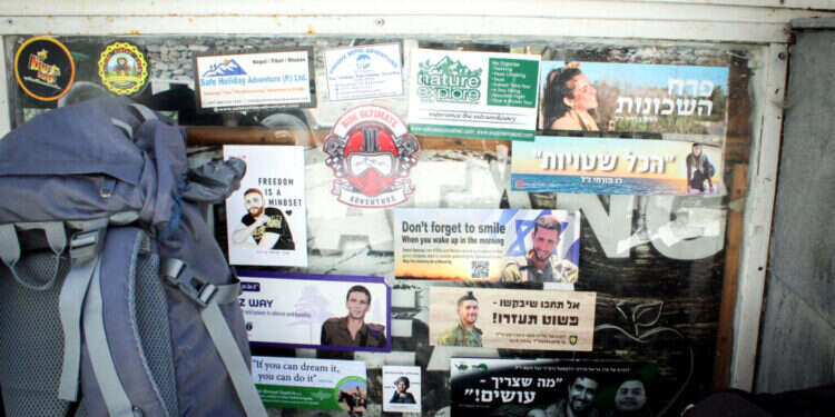 "אנחנו בית חב"ד שכול". סטיקרים עם תמונות החללים בנפאל. צילום: יוסי זמיר, פלאש 90