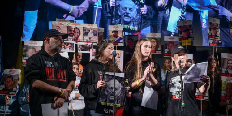 עצרת בכיכר החטופים. צילום: נעמה שטרן "הקולות הנשמעים בתקשורת הם לא הרוב". עצרת בכיכר החטופים. צילום: נעמה שטרן